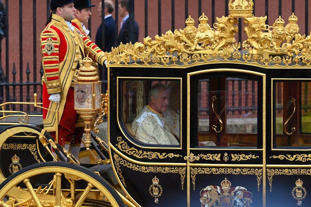 L'incoronazione di Carlo III. Il corteo del Re nella carrozza di Stato del Giubileo di Diamante è accompagnato dalla Scorta del Sovrano dell'Household Cavalry.