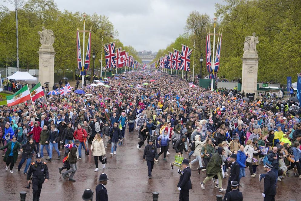 L'incoronazione di Carlo III. In migliaia hanno sfidato il freddo e la pioggia per assistere al saluto dal balcone di Buckingham Palace della famiglia reale.