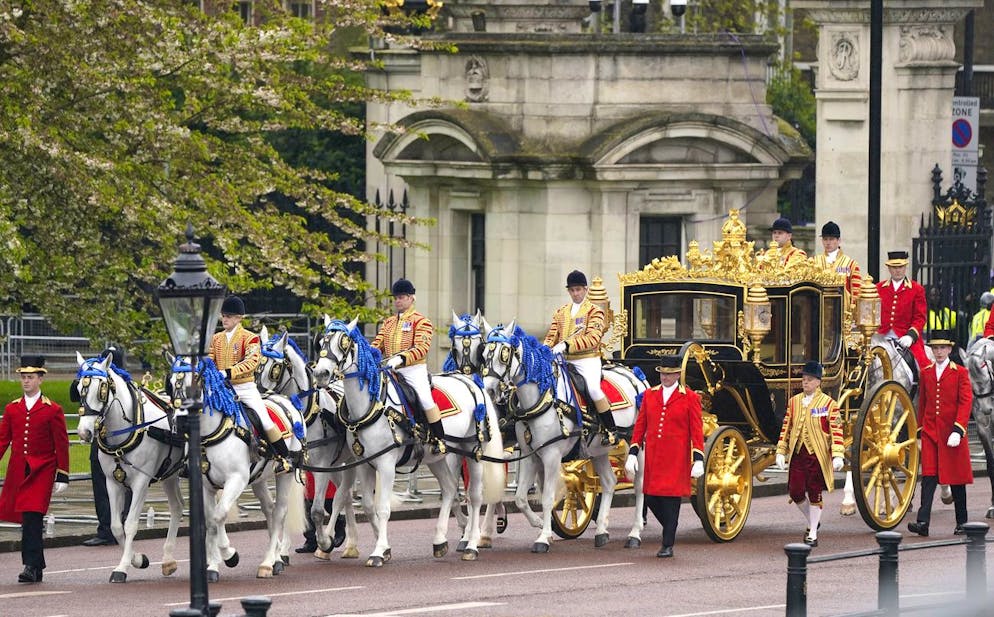 L'incoronazione di Carlo III. La carrozza di Stato per il Giubileo di Diamante è accompagnata dalla Scorta del Sovrano dell'Household Cavalry all'arrivo a Buckingham Palace prima della cerimonia di incoronazione di Re Carlo III.