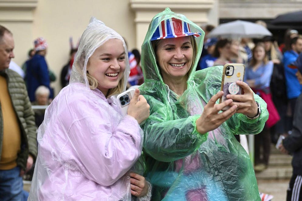 L'incoronazione di Carlo III. La pioggia non ha scalfito l'entusiasmo dei fan.