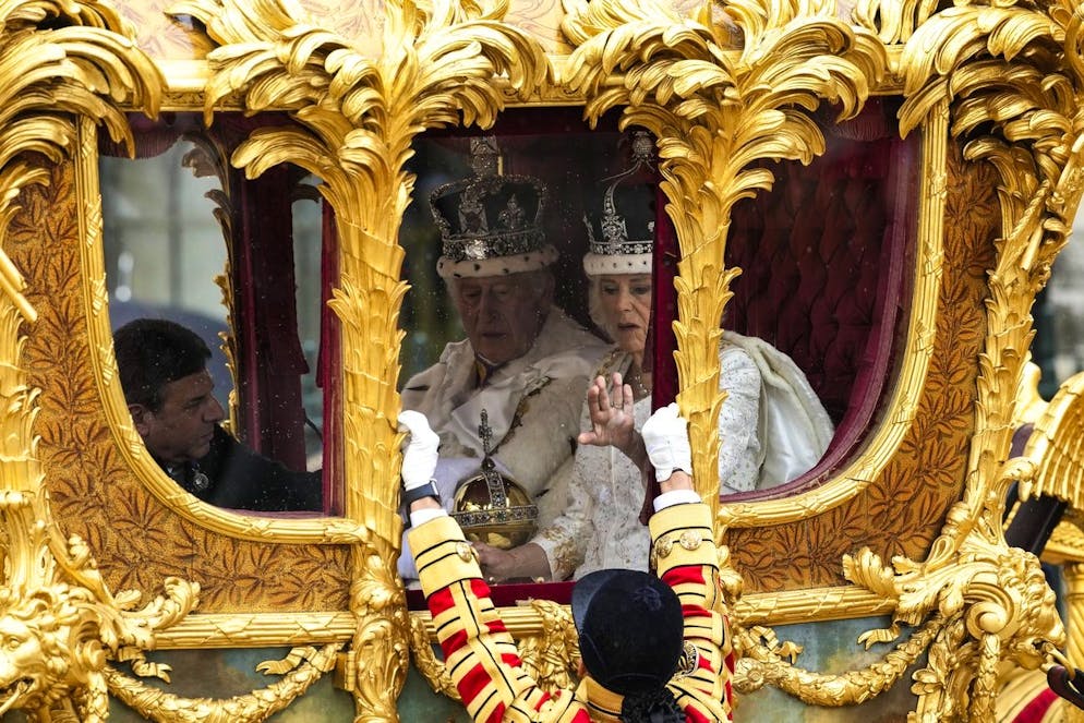 L'incoronazione di Carlo III. Re e regina tornano a Buckingham Palace a bordo di una carrozza molto più vecchia e molto più scomoda.