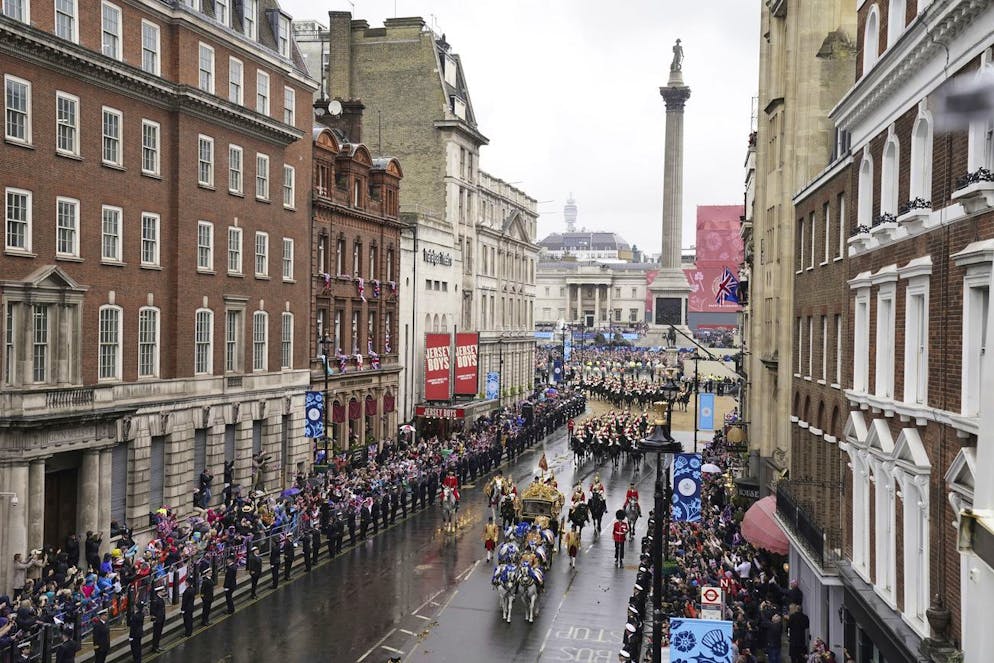L'incoronazione di Carlo III. Il corteo di Re Carlo III parte in direzione di Buckingham Palace lungo il Mall.