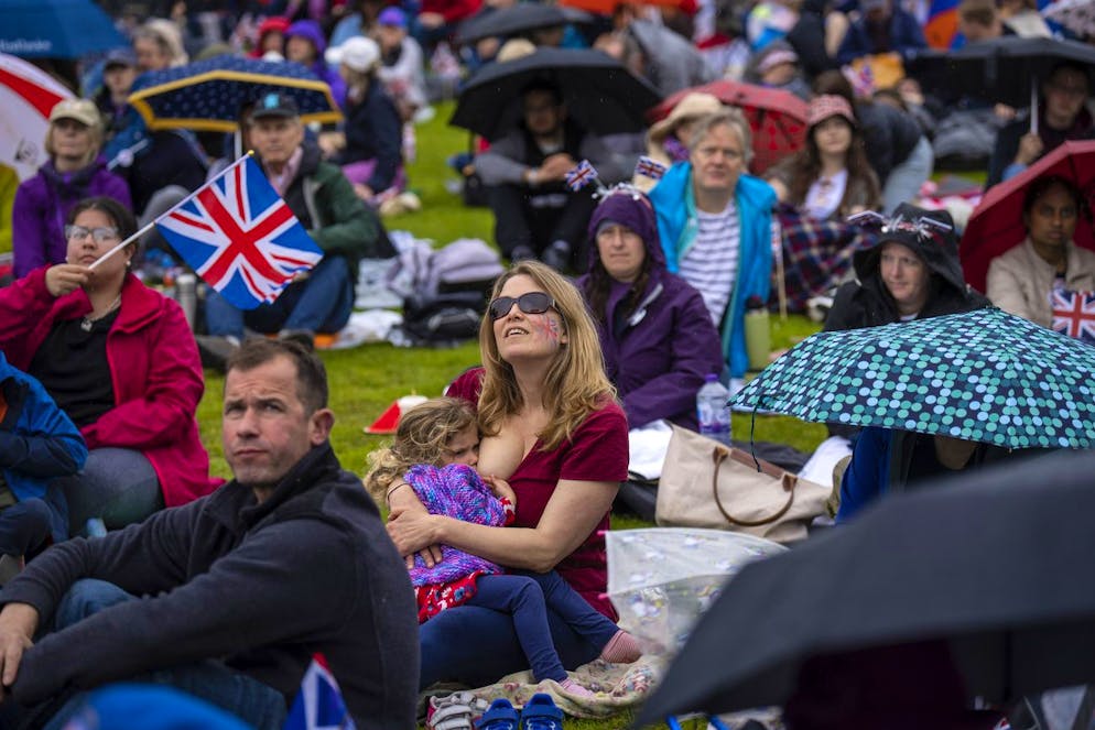 L'incoronazione di Carlo III. In migliaia si sono messi comodi a Hyde park davanti allo schermo gigante per seguire in diretta la cerimonia all'abbazia di Westminster. 