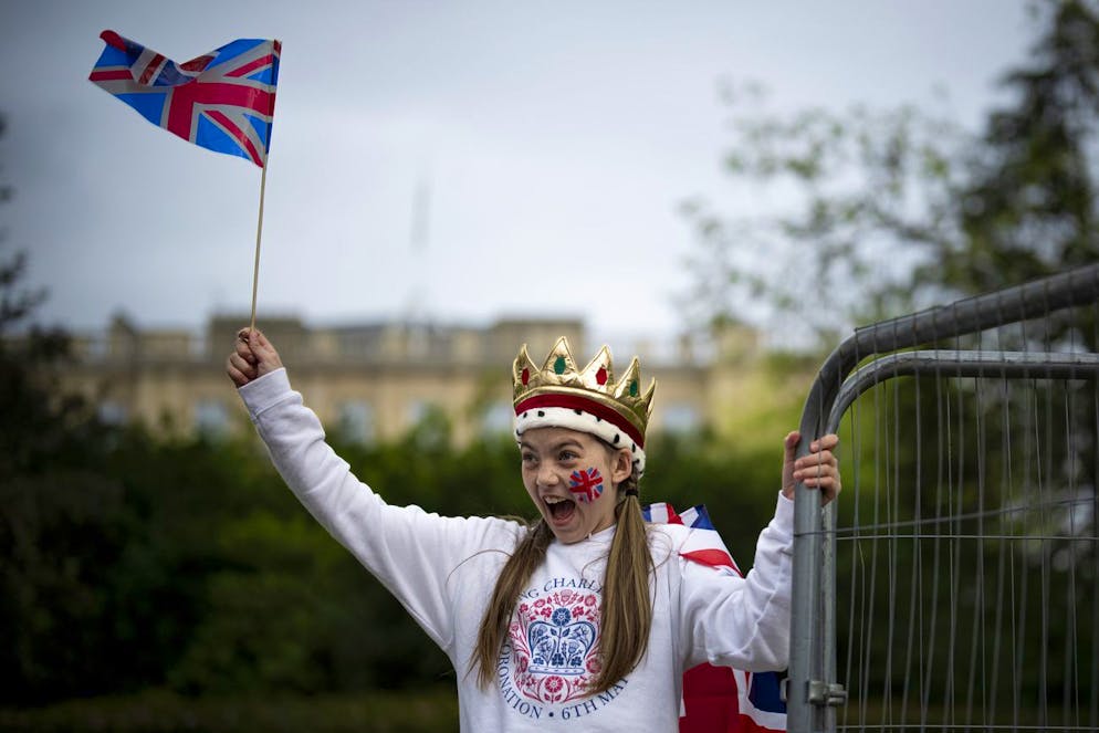 L'incoronazione di Carlo III. Una ragazzina giubila lungo il Mall.