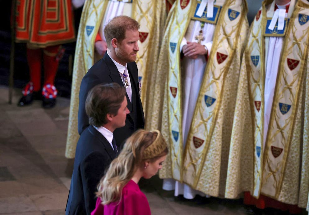 L'incoronazione di Carlo III. Il principe britannico Harry, in alto, arriva con la principessa britannica Beatrice, in basso, ed Edoardo Mapelli Mozzi per assistere alla cerimonia di incoronazione del re britannico Carlo III e della regina consorte Camilla.