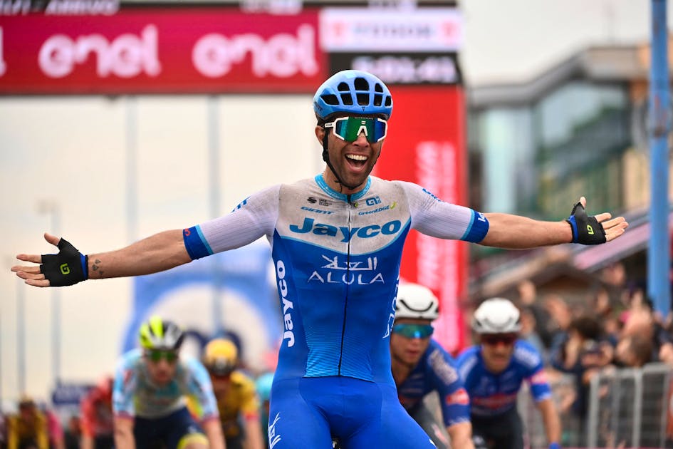 Michael Matthews oito anos depois, Remco Evenepoel ainda líder