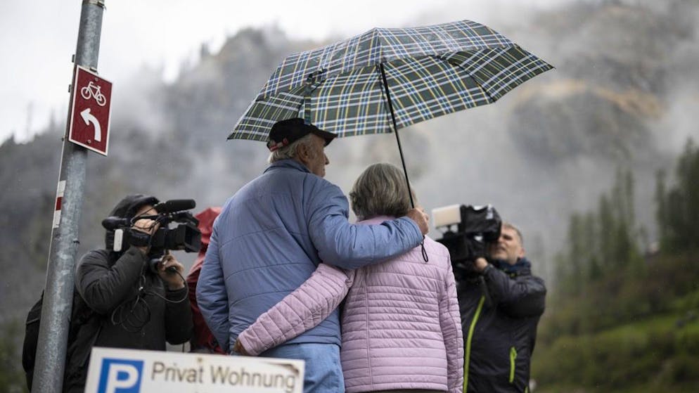 Bündner Bergdorf Brienz ist evakuiert. Anna Bergamin ist in Brienz aufgewachsen, lebt heute aber im Tal. Mit ihrem Partner Walter Veraguth nimmt sie Abschied vom Dorf und beantwortet Fragen der Journalist*innen.
