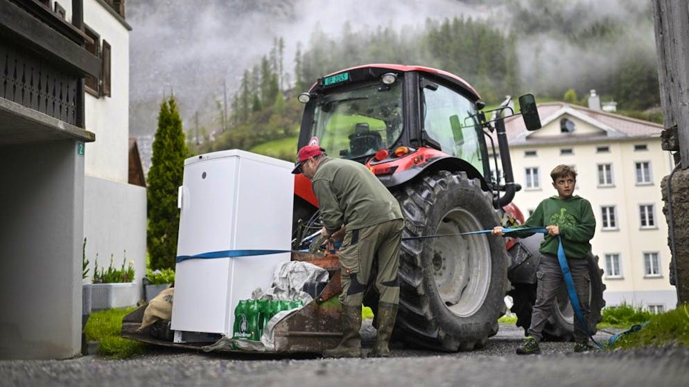 Bündner Bergdorf Brienz ist evakuiert. Roland Bossi und sein Sohn Leandro helfen den im Dorf wohnhaften Eltern beim Abtransport ihres Habseligkeiten.