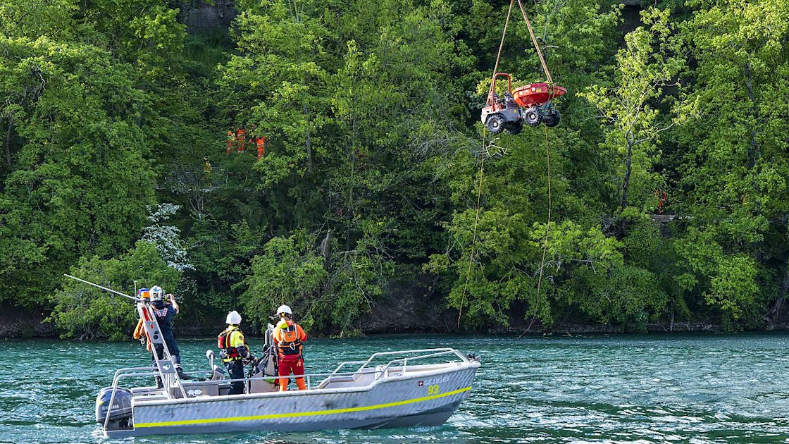 “Three-tonne construction machine airlifted from Rhône River after slipping in Geneva”