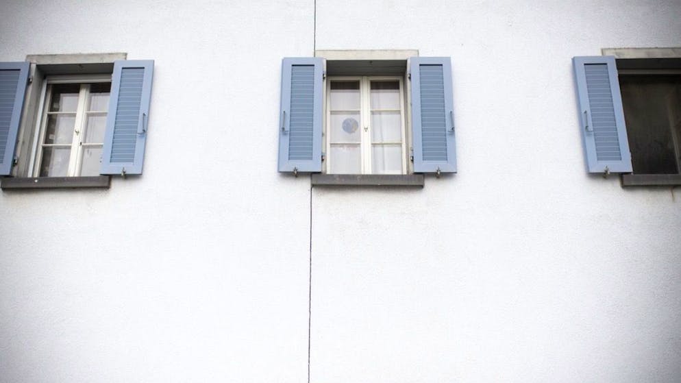 Bündner Bergdorf Brienz ist evakuiert. Weil nicht nur der Berg bröckelt, sondern das gesamte Dorf abrutscht, sind Schäden an Gebäuden und im Asphalt keine Seltenheit. Im Bild: Riss in einer Gebäudemauer.