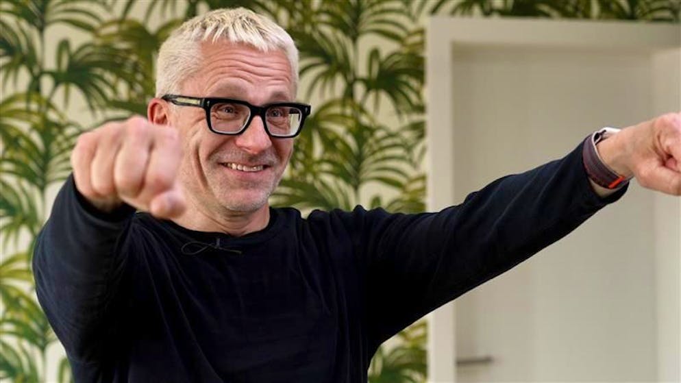 Hypnose-Experiment. «Wenn ich schnippe, werden deine Zeigefinger magnetisch, Bruno»