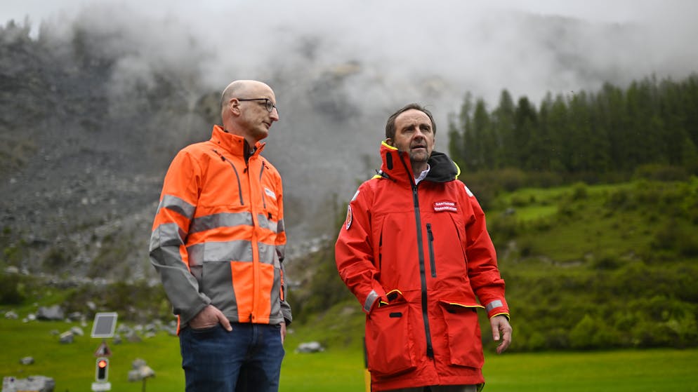 Bündner Bergdorf Brienz ist evakuiert. Geologe Stefan Schneider, Geschäftsführer CSD Ingenieuere, links, und Mediensprecher Christian Gartmann, an einer Medienbegehung im Dorf unter dem «Brienzer Rutsch».