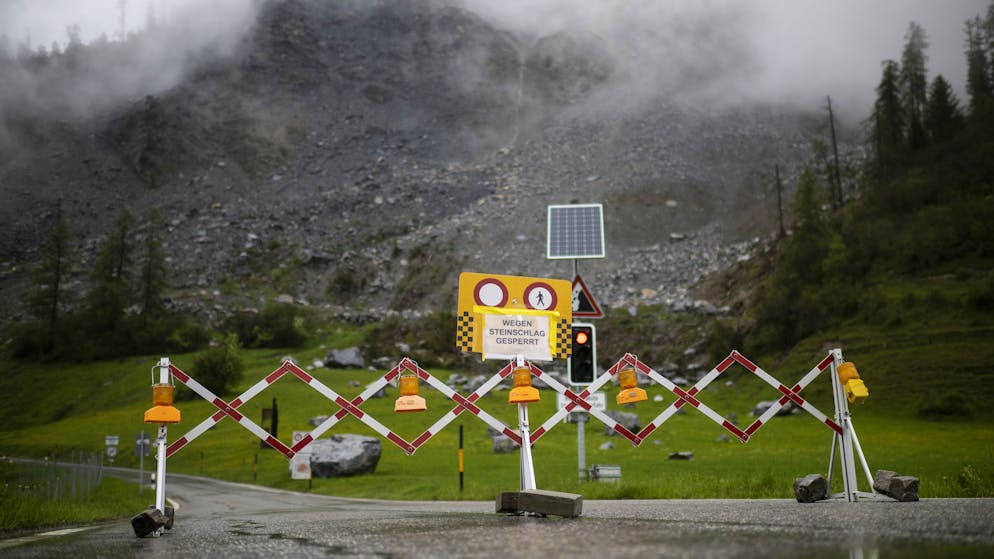 Bündner Bergdorf Brienz ist evakuiert. Beide Zufahrtsstrassen zum Dorf sind seit dem 12. Mai gesperrt.