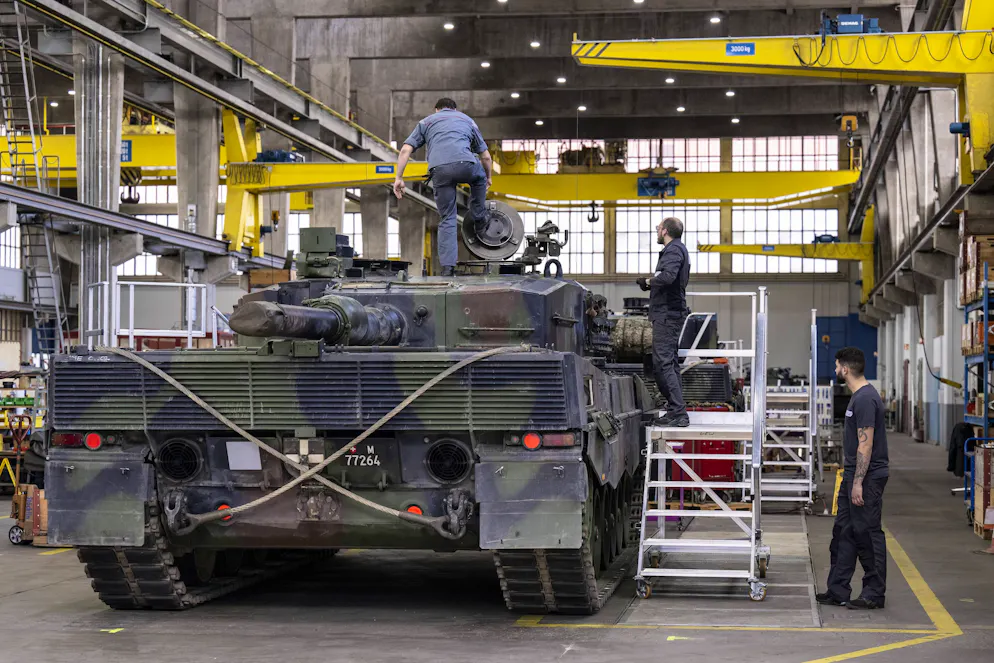 Ein Leopard 2 in einer Wartungshalle in Thun: Ohne die Ruag läuft bei der Schweizer Armee nicht viel.