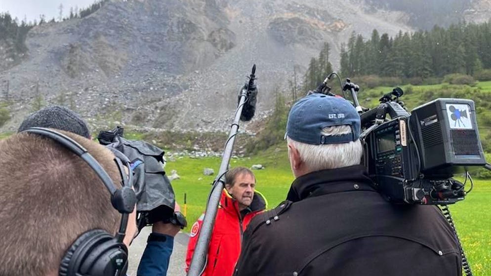 Rundgang durch ein Brienz. Das Medieninteresse ist gross.