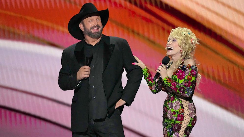 Country star defends himself. Ex-employee accuses Garth Brooks of rape