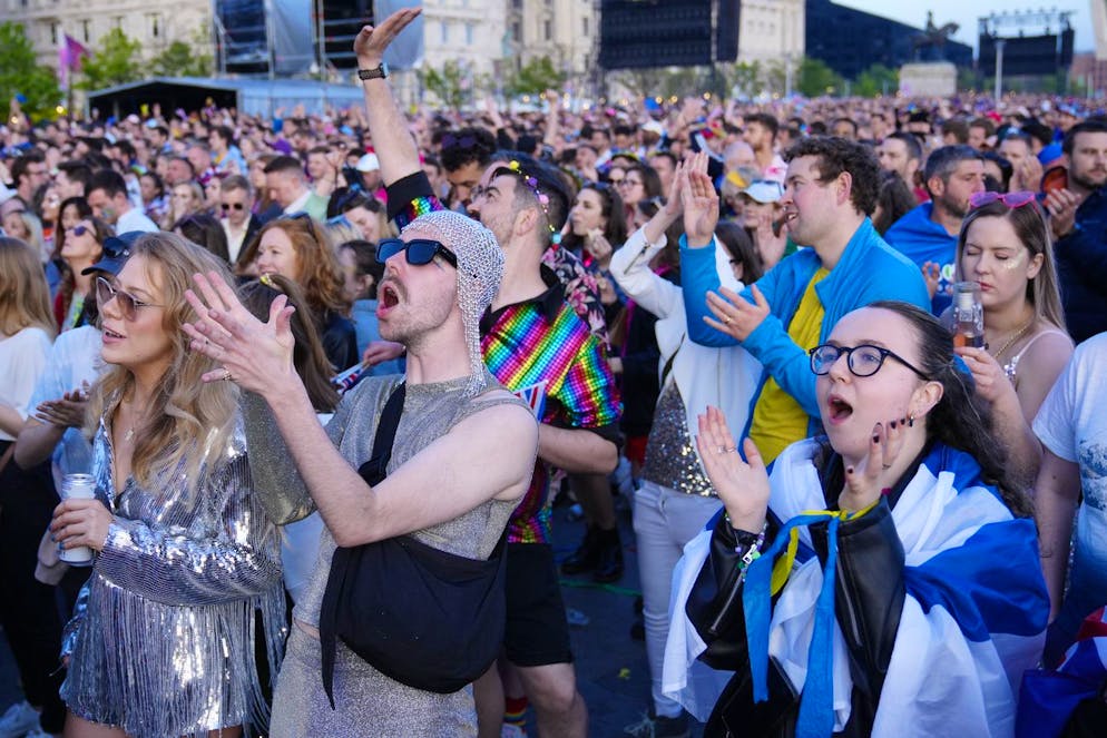La finale dell'Eurovision Song Contest 2023. I fan nella Fan Zone applaudono alle prime performance della finale dell'Eurovision Song Contest a Liverpool.