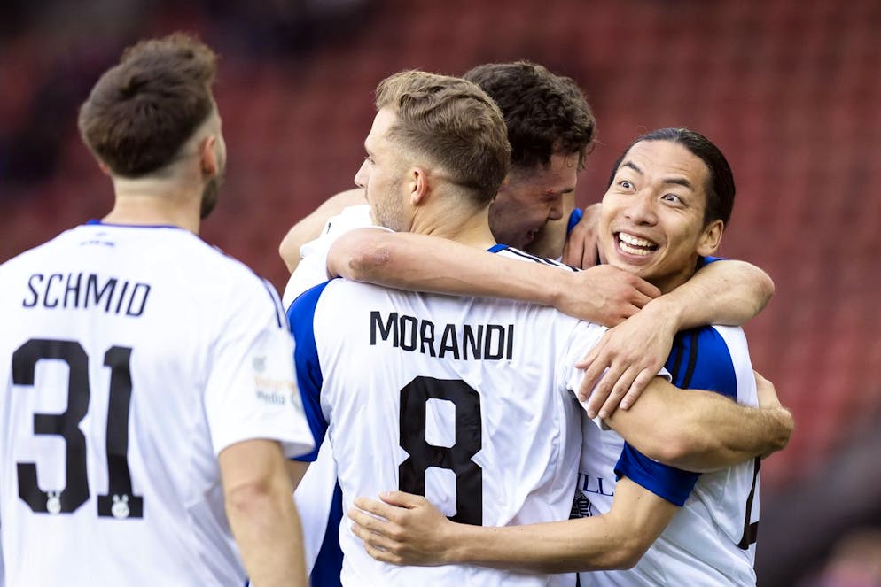 GCs Hayao Kawabe, rechts, jubelt mit Teamkollegen nach seinem Tor zum 1:0 im Fussball Meisterschaftsspiel der Super League zwischen dem Grasshopper Club Zuerich und dem FC Luzern im Letzigrund Stadion, am Samstag, 13. Mai 2023 in Zuerich. (KEYSTONE/Michael Buholzer)