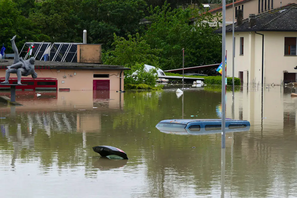 Il maltempo fa paura in Emilia Romagna. Qui le auto sommerse dall'acqua a Faenza.