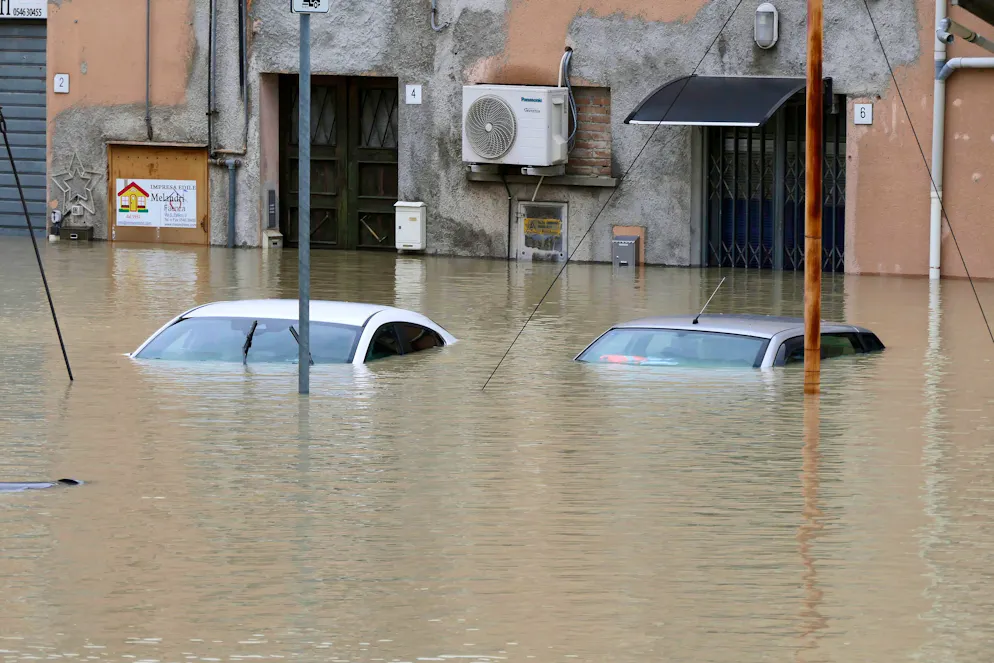 Il maltempo fa paura in Emilia Romagna. Sempre a Faenza. In alcune zone della regione del centro Italia i treni sono stati fermati e le scuole chiuse.