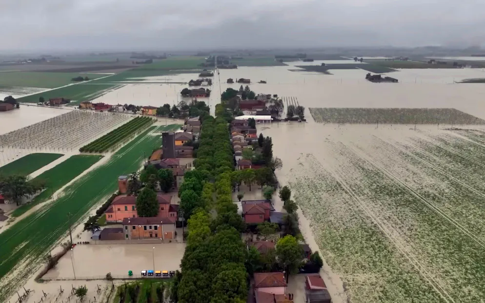 Il maltempo fa paura in Emilia Romagna. foto IPP/local time Spazzate Sassatelli - bologna 02-05-2023 maltempo in emilia romagna nella foto le campagne allagate per l esondazione fiume Sillaro *** photo IPP local time Spazzate Sassatelli bologna 02 05 2023 bad weather in emilia romagna in the photo the countryside flooded by the Sillaro river flooding PUBLICATIONxNOTxINxITAxFIN 0