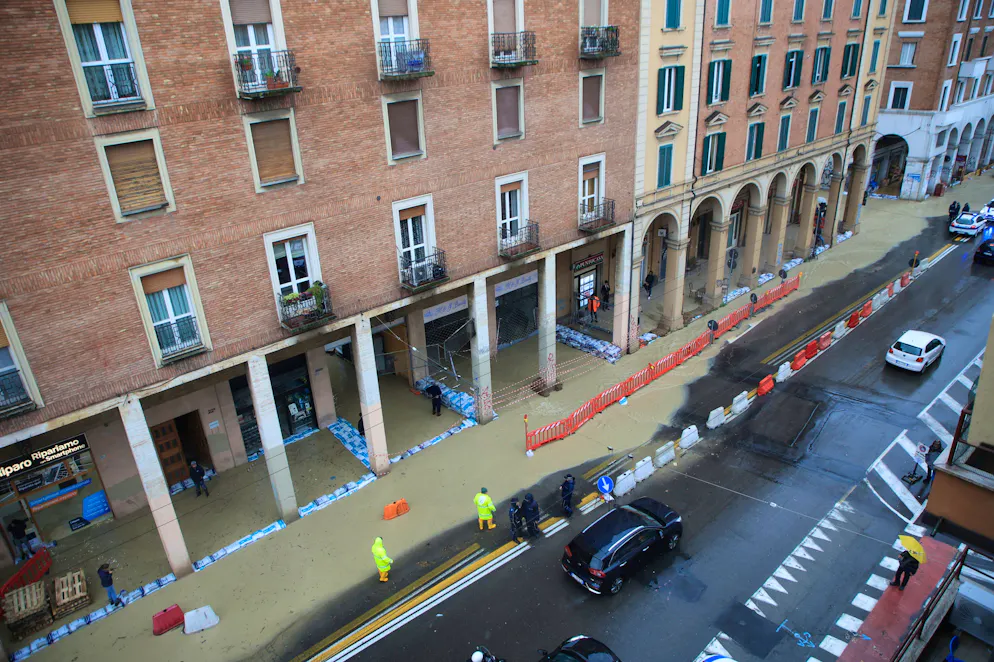 Il maltempo fa paura in Emilia Romagna. Qui un'immagine che giunge da Bologna, dove l'acqua ha invaso i portici.