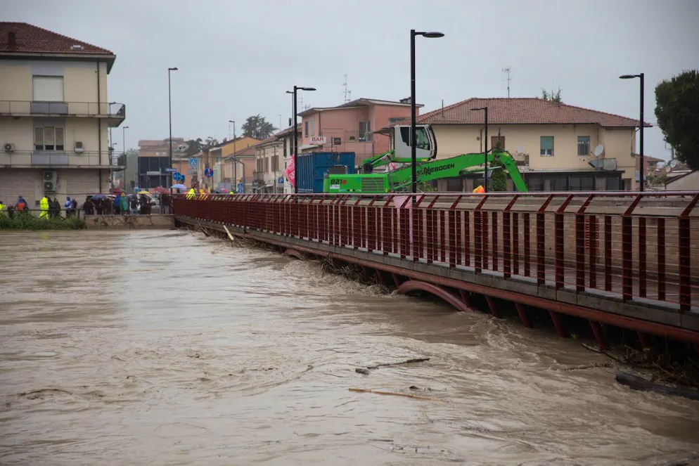 Il maltempo fa paura in Emilia Romagna. Il Ponte Nuovo di Cesena e l'acqua del fiume Savio al limite.