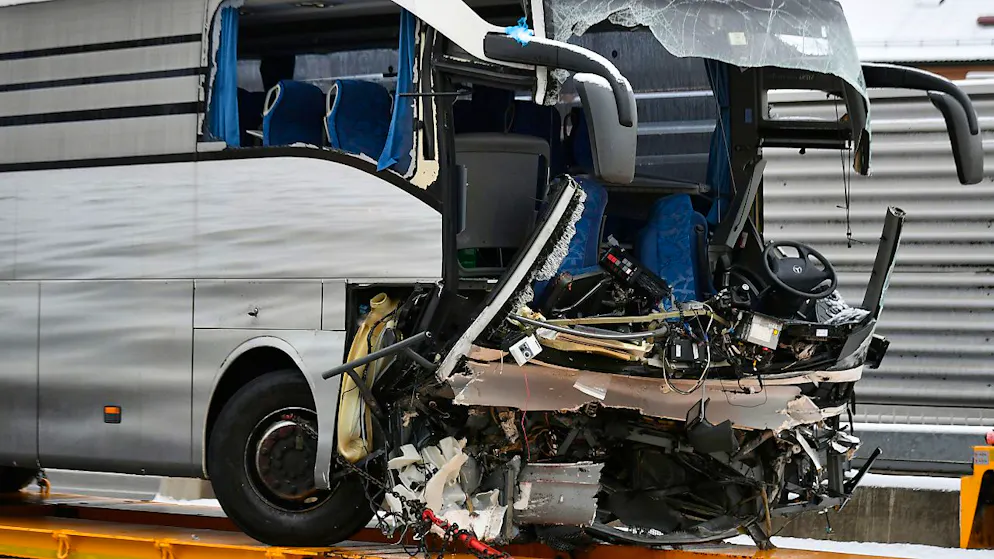 Der beschädigte Reisebuss, der 2018 auf der Sihlhochstrasse in Zürich Wiedikon in die Betonwand am Autobahnende prallte. (Archivbild)