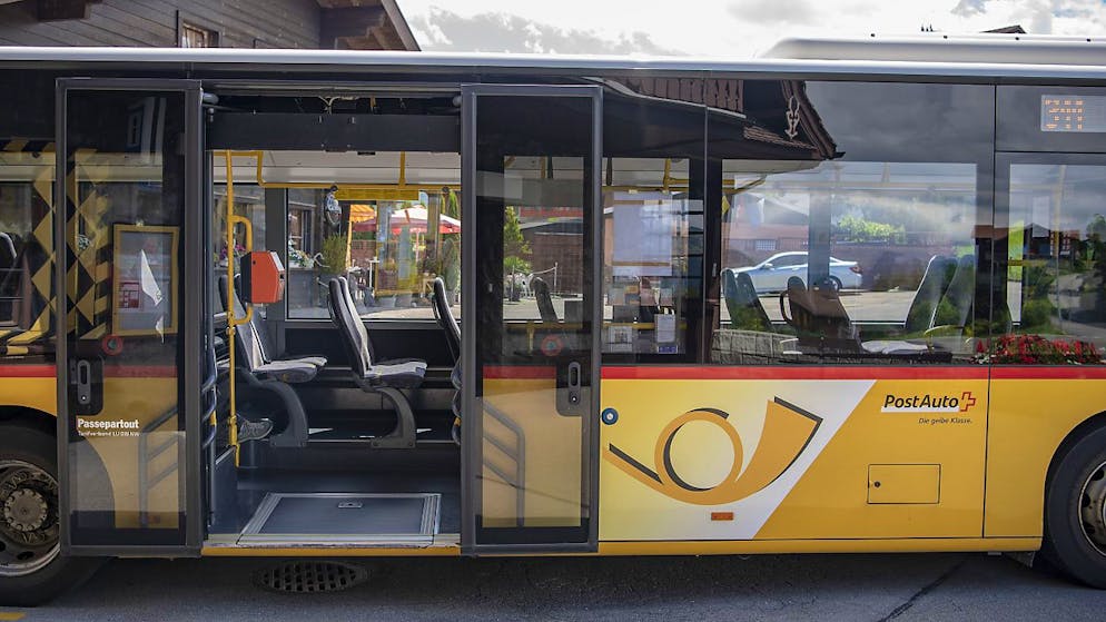Vier neue Gelenkbusse fahren neu durch ein Quartier im Kanton Aargau. Das stört die Anwohner*innen. 