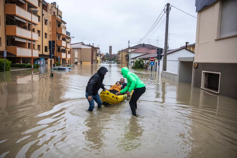 Il maltempo fa paura in Emilia Romagna. Un cittadino con un kayak gonfiabile fa avanti e indietro tra le case allagate per portare sulla terra ferma alcune persone bloccate in casa a Cesena.