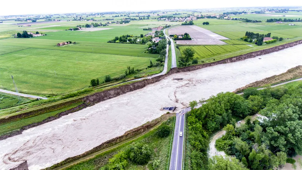 Il maltempo fa paura in Emilia Romagna. Una veduta aerea del ponte Motta, che collega la Motta-Budrio con San Martino in Argine, (Bologna) completamente distrutto dalla piena del torrente Idice a Budrio, Bologna, Italia, 17 maggio 2023. Una nuova ondata di piogge torrenziali sta colpendo l'Italia, in particolare la regione nord-orientale dell'Emilia-Romagna e altre parti della costa adriatica.