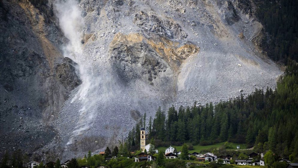 In Brienz sind zuletzt immer wieder Felsen ins Tal gestürzt – bislang gilt die  Alarmstufe Rot im Bergdorf. 