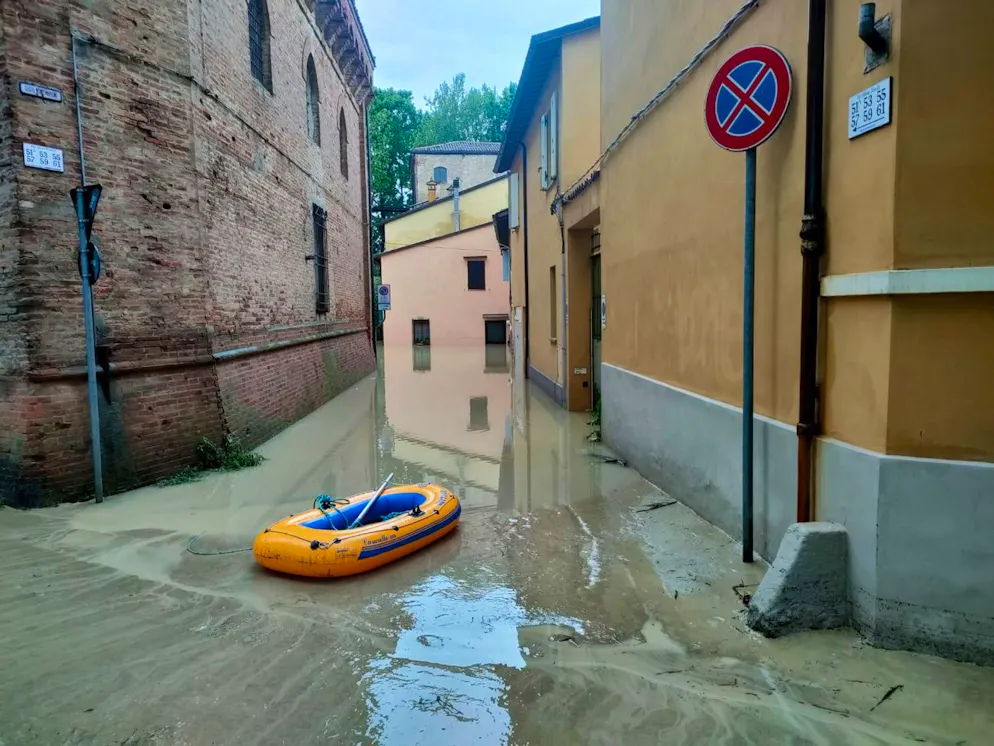 Il maltempo fa paura in Emilia Romagna. Le aree allagate a Faenza, una delle città più colpite dall'esondazione del fiume Lamone, in località Ponte delle Grazie, vicino a Ravenna.