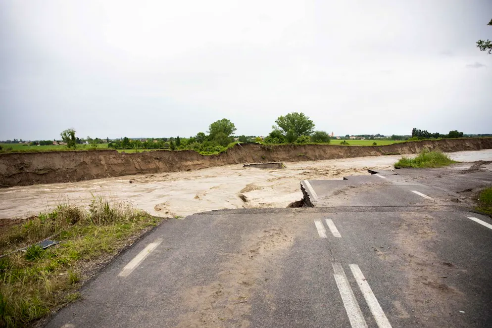 Il maltempo fa paura in Emilia Romagna. Il ponte Motta non c'è più.