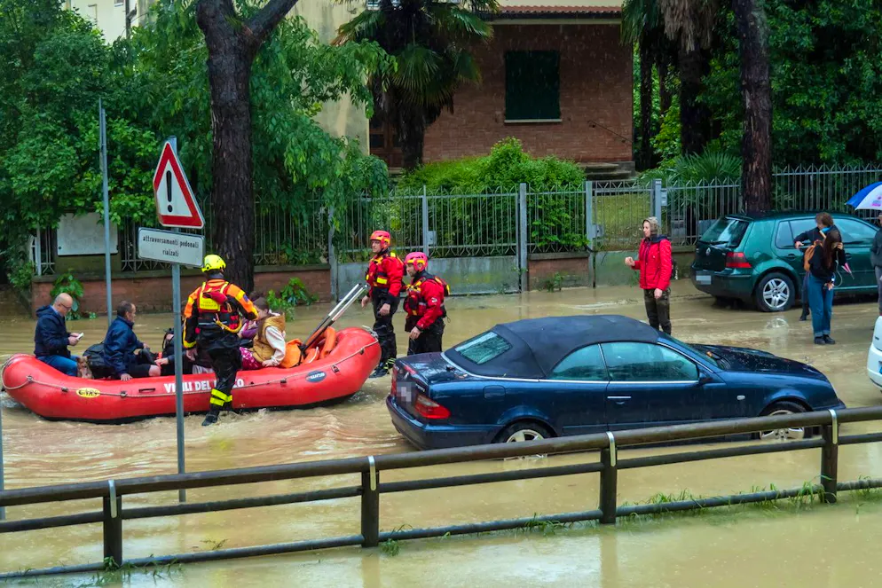 Il maltempo fa paura in Emilia Romagna. S'è perso il conto delle persone sfollate. Dovrebbero essere oltre 13.000.
