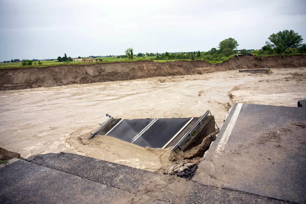 Il maltempo fa paura in Emilia Romagna. Un pezzo del ponte Motta prima d'essere inghiottito dalle acque.