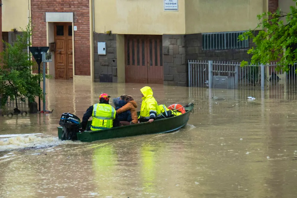 Il maltempo fa paura in Emilia Romagna. I soccorsi stanno sfollando le persone a Faenza con l'ausilio di barchette e gommoni.
