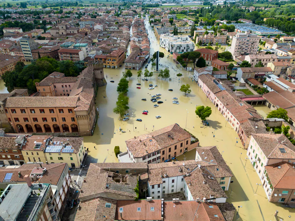 Il maltempo fa paura in Emilia Romagna. Questa veduta aerea mostra automobili ed edifici parzialmente sommersi in un'area allagata a seguito dello straripamento del fiume, nel centro di Lugo, vicino a Ravenna.