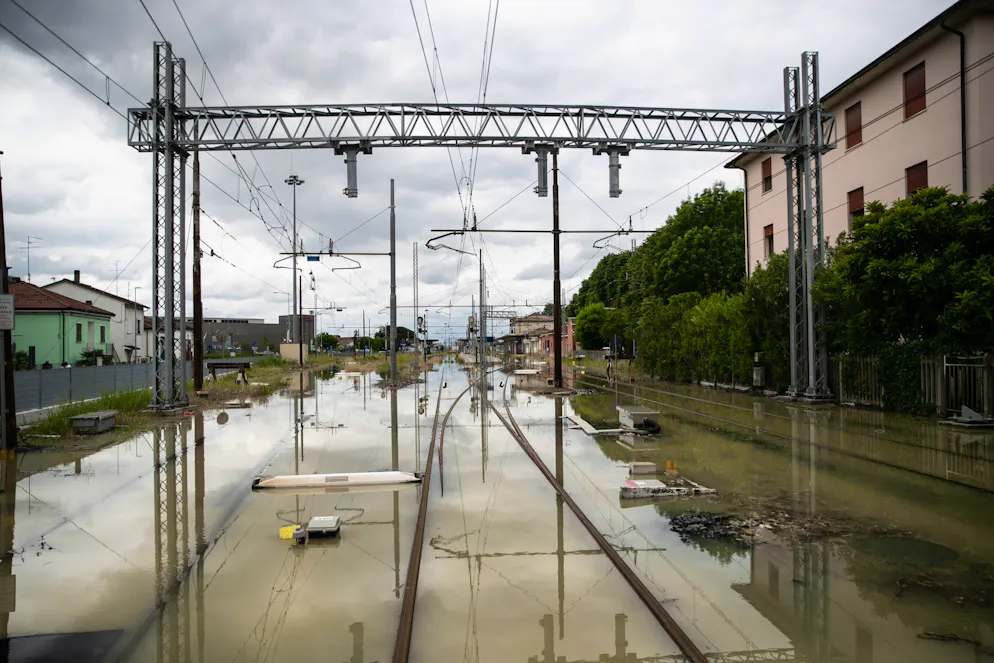 Il maltempo fa paura in Emilia Romagna. I binari della stazione allagati a causa dell'esondazione di un fiume, a Lugo, vicino a Ravenna.