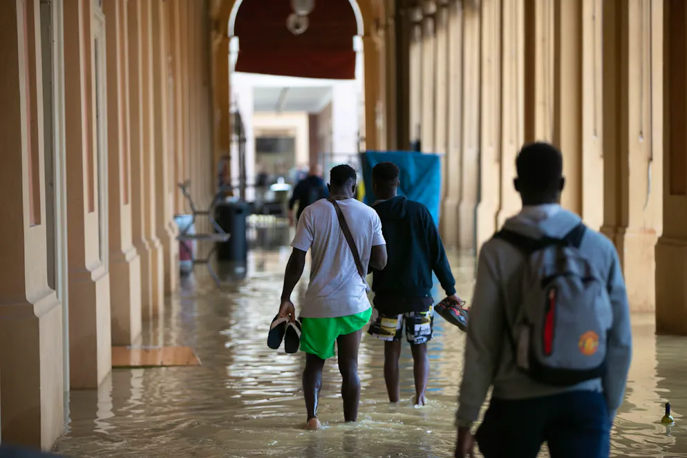 Il maltempo fa paura in Emilia Romagna. La gente guada l'acqua dell'alluvione a Lugo, vicino a Ravenna.