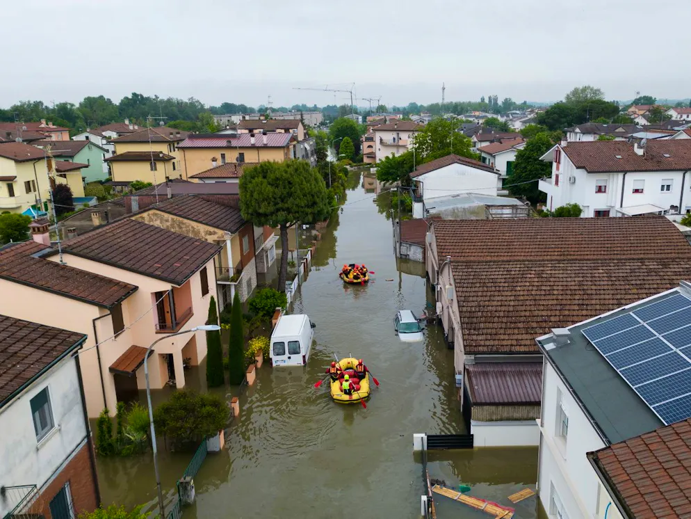 Il maltempo fa paura in Emilia Romagna. Continua a salire il bilancio delle vittime, mentre le squadre di soccorso dei vigili del fuoco sono alla ricerca di persone intrappolate nelle loro case. Qui le aree allagate a Lugo, vicino a Ravenna.