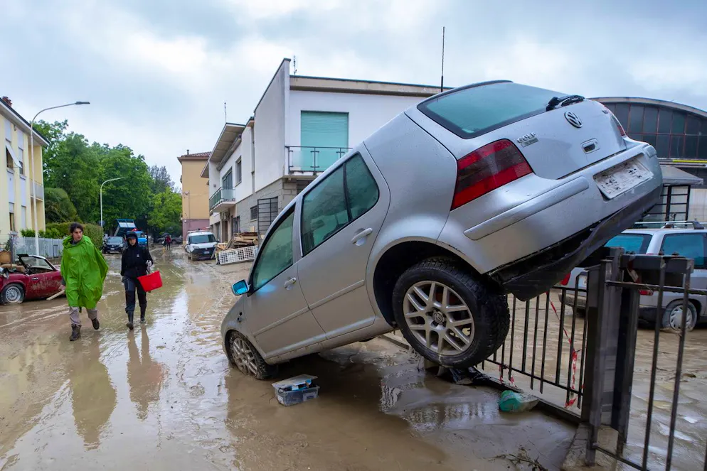 Il maltempo fa paura in Emilia Romagna. Un'auto danneggiata durante l'allagamento del fiume Lamone a Faenza.