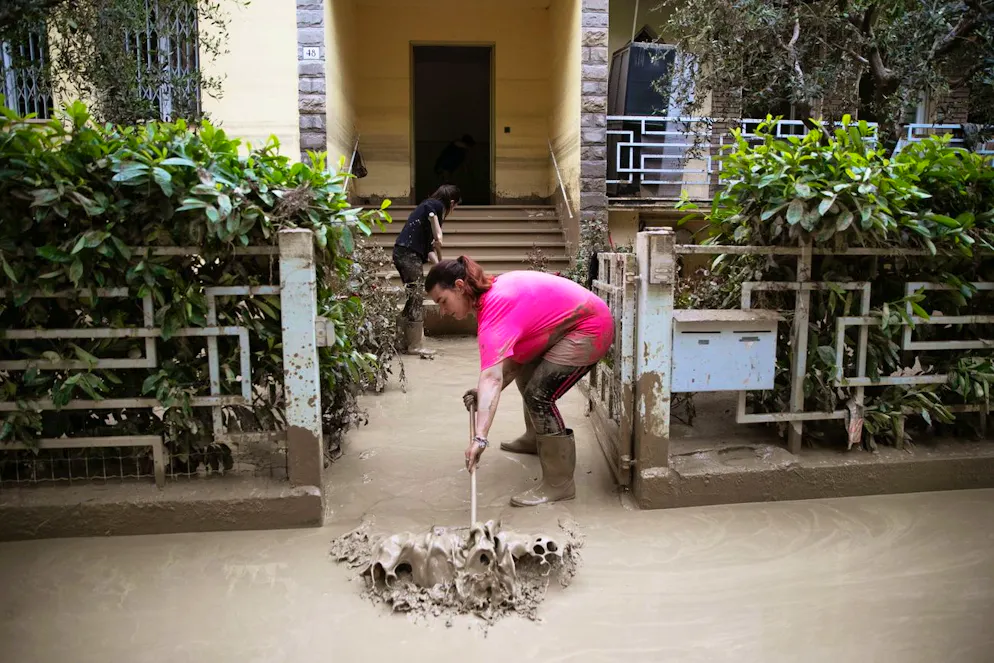 Il maltempo fa paura in Emilia Romagna. Le persone puliscono le loro case dalle macerie in seguito all'alluvione a Faenza.