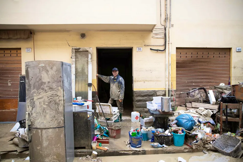 Il maltempo fa paura in Emilia Romagna. Un uomo pulisce la sua casa dalle macerie dopo l'alluvione a Faenza.
