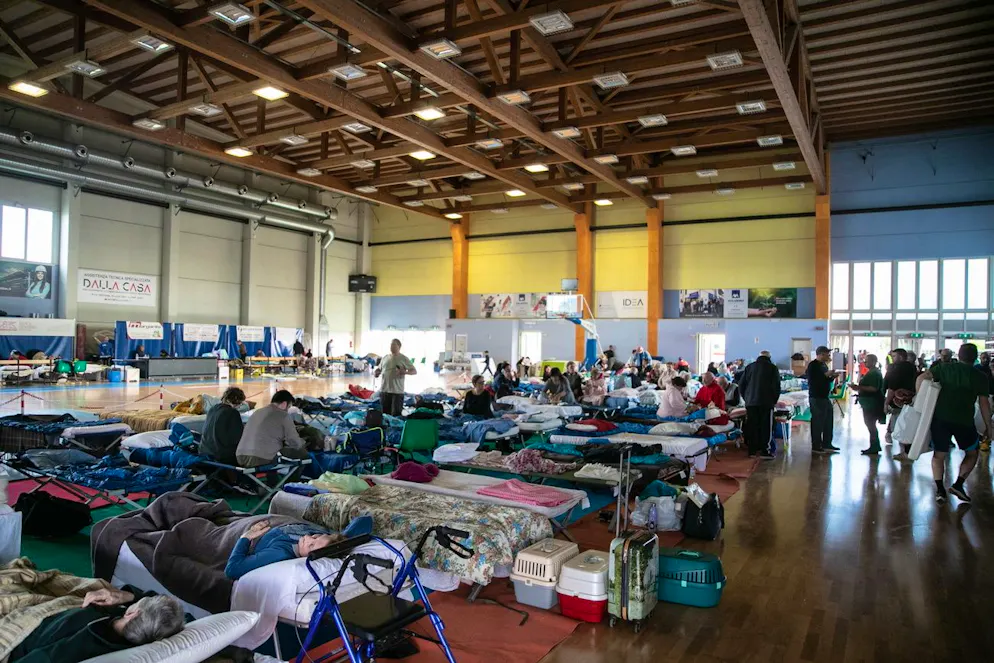 Il maltempo fa paura in Emilia Romagna. Uno dei centri di accoglienza per gli sfollati a Lugo, vicino a Ravenna.