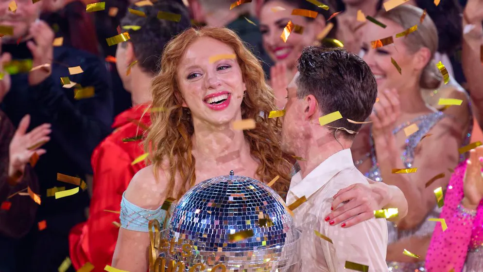 Model Anna Ermakova (links) und ihr Profi-Tanzpartner Valentin Lusin jubeln über ihren Sieg mit der Trophäe nach dem Finale der RTL Live-Tanzshow «Let's Dance».