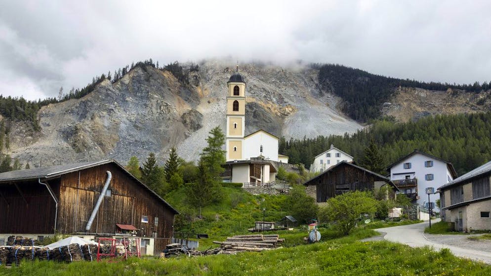 Wohnhäuser und die Kirche vor dem «Brienzer Rutsch» am 12. Mai 2023. 