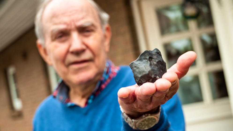 An Elmshorner was hit by a meteorite on his roof.  A huge rock from outer space has now hit the garden of a family hoping for a fortune.