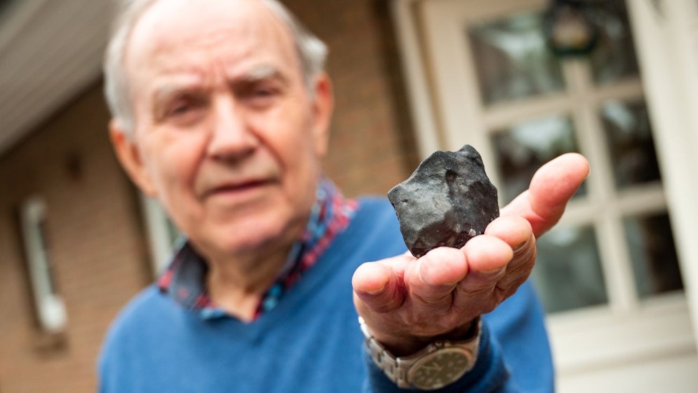 An Elmshorner was hit by a meteorite on his roof.  A huge rock from outer space has now hit the garden of a family hoping for a fortune.
