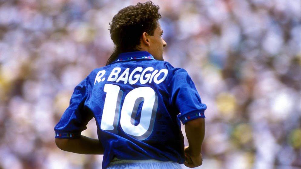 Roberto Baggio, in campo a Pasadena durante la finale del Mondiale persa ai rigori contro il Brasile. «I rigori li sbagliano soltanto quelli che hanno il coraggio di tirarli», Roberto Baggio.